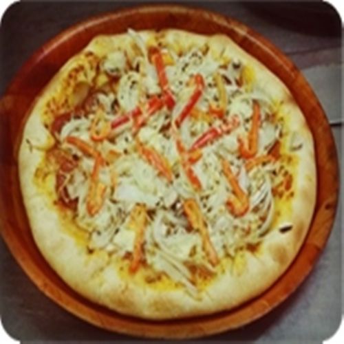 Pizza GroB -� 30cm Peperoniwurst, Paprika, Zwiebeln